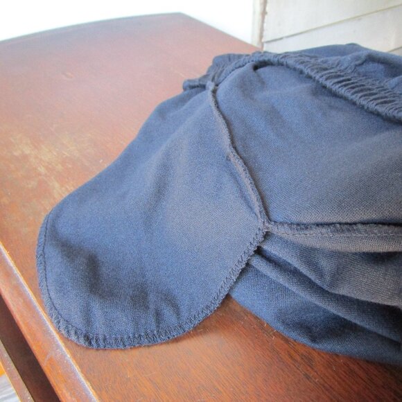 Lightwweight polyester black skirt with pockets. Hanes medium size, 31 inch. - Picture 7 of 10